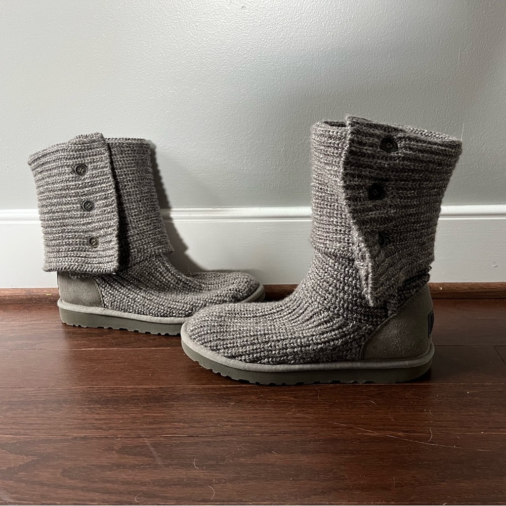 Women’s knit grey fold over, size 8.